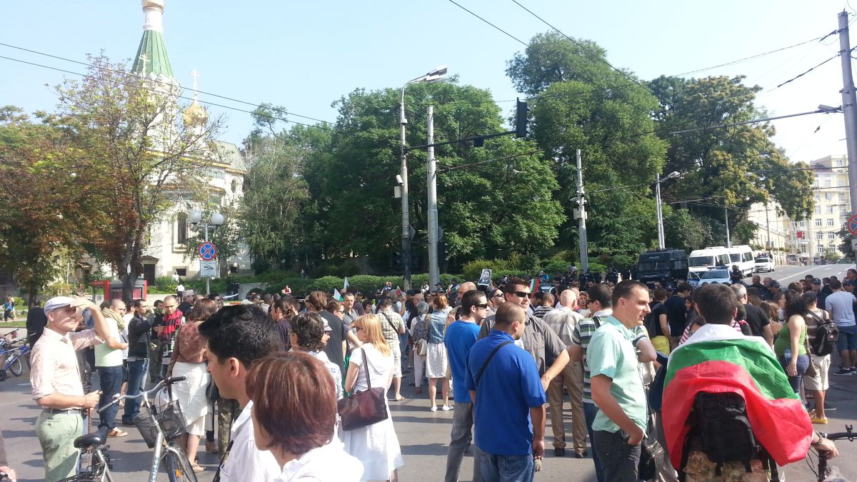 Протестиращи искат депутатите да подадат оставки