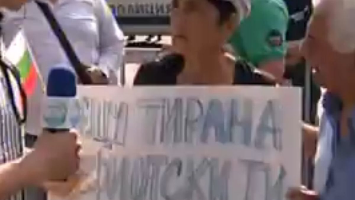 Протестиращи: Полицията погна голо момче с тромпетче