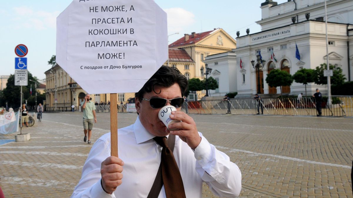 Пред парламента започнаха да се събират хора