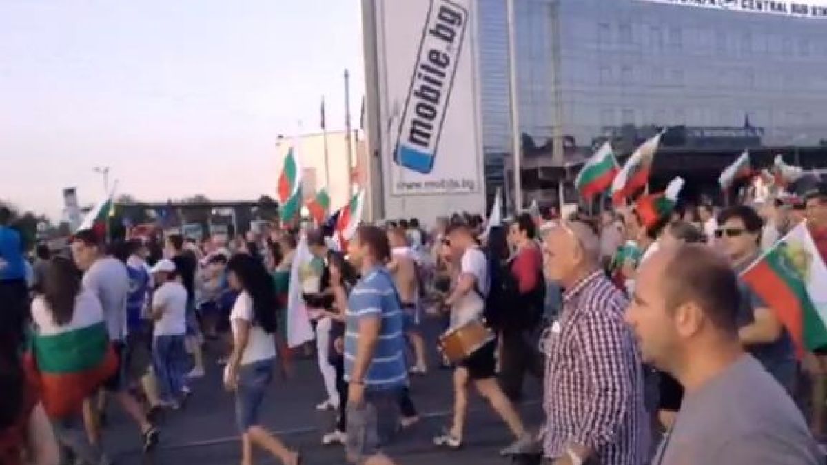 Шествието стигна гарата