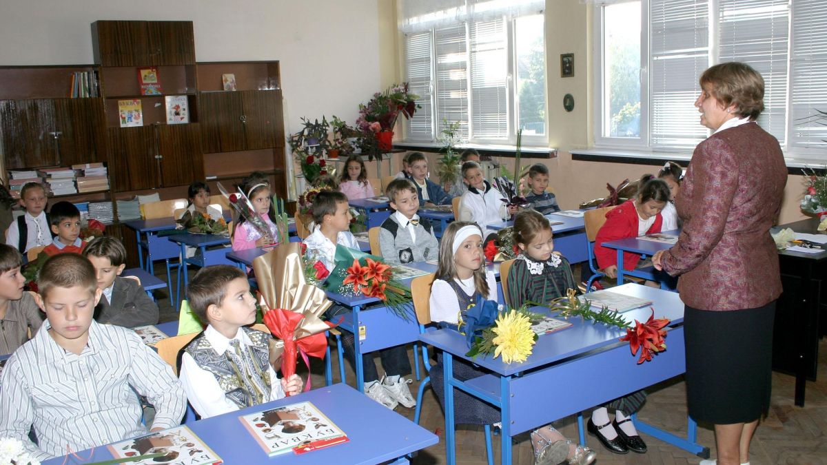 Закриват десетки паралелки в страната