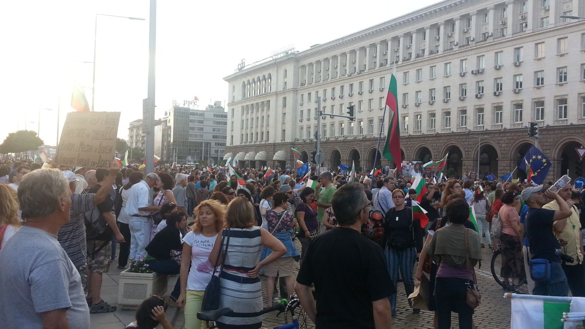 БЛИЦ TV: Плакат пред МС: Протестът хората сбира, стават народ!