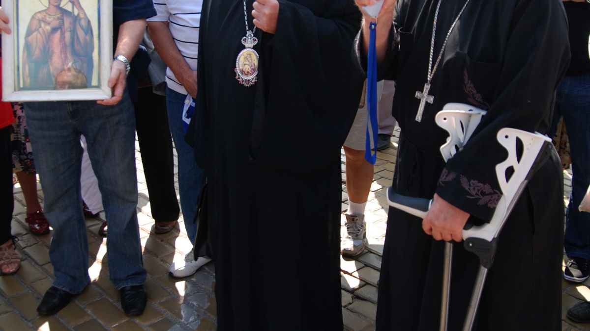 Отец Амбарев: Като младеж митрополит Николай е страдал от шизофрения! 