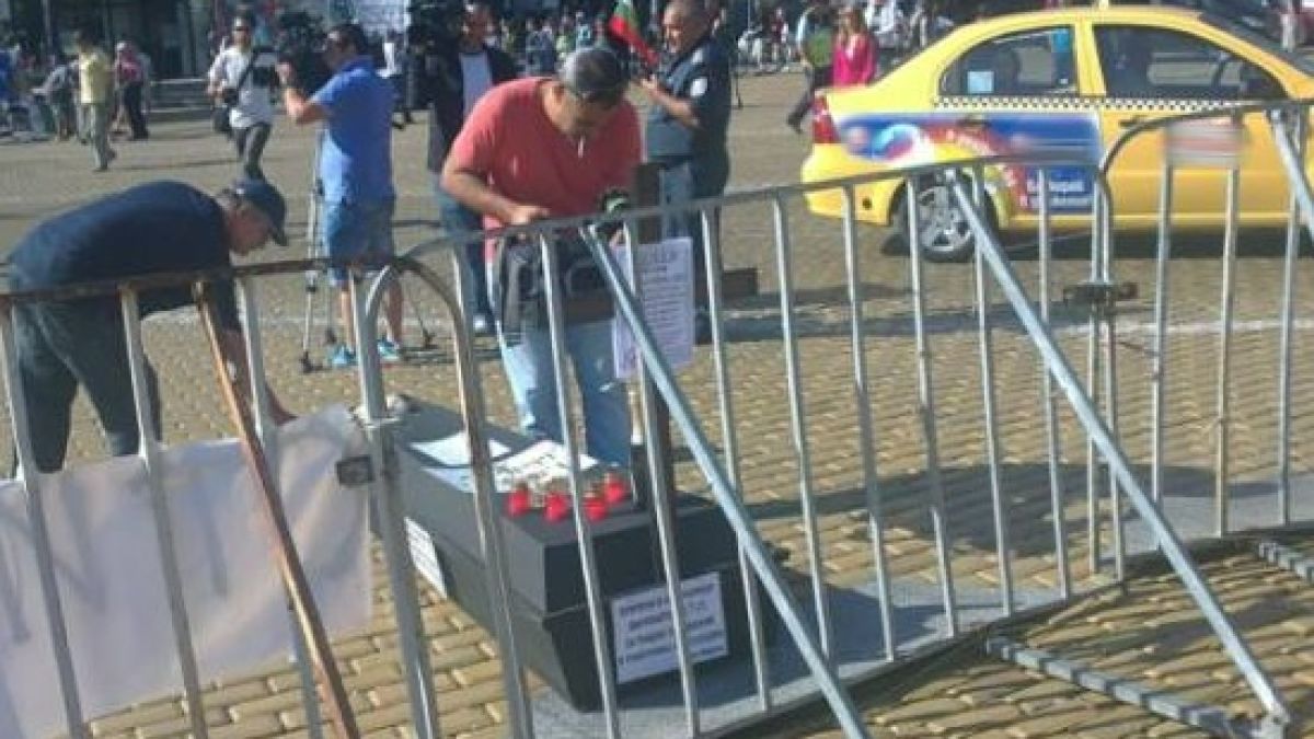 Черен ковчег пред парламента напомня: 40 дни протести