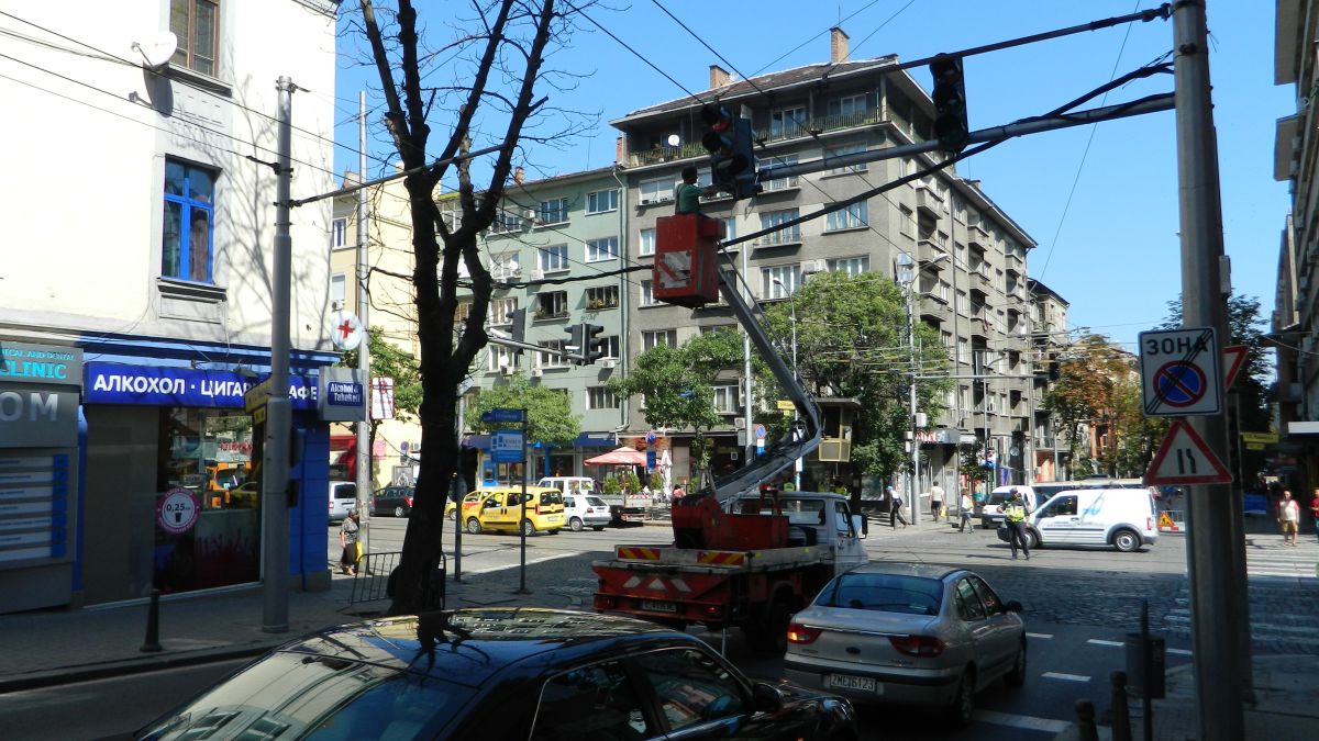 БЛИЦ ТV: Сменят светофари в центъра на София