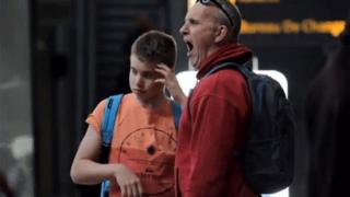 Апарат дава безплатно кафе, ако му се прозееш (ВИДЕО)