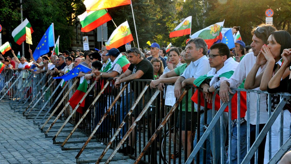 Сблъсък между протестиращи и жандармерия