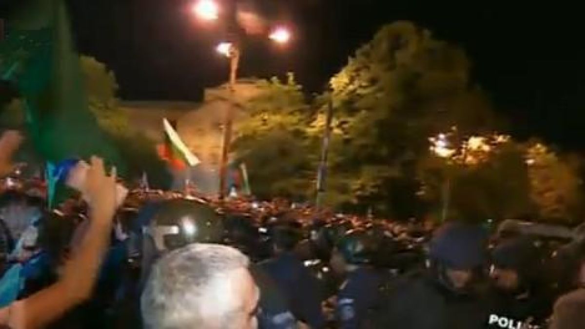 Момиче легна пред автобус с депутати 