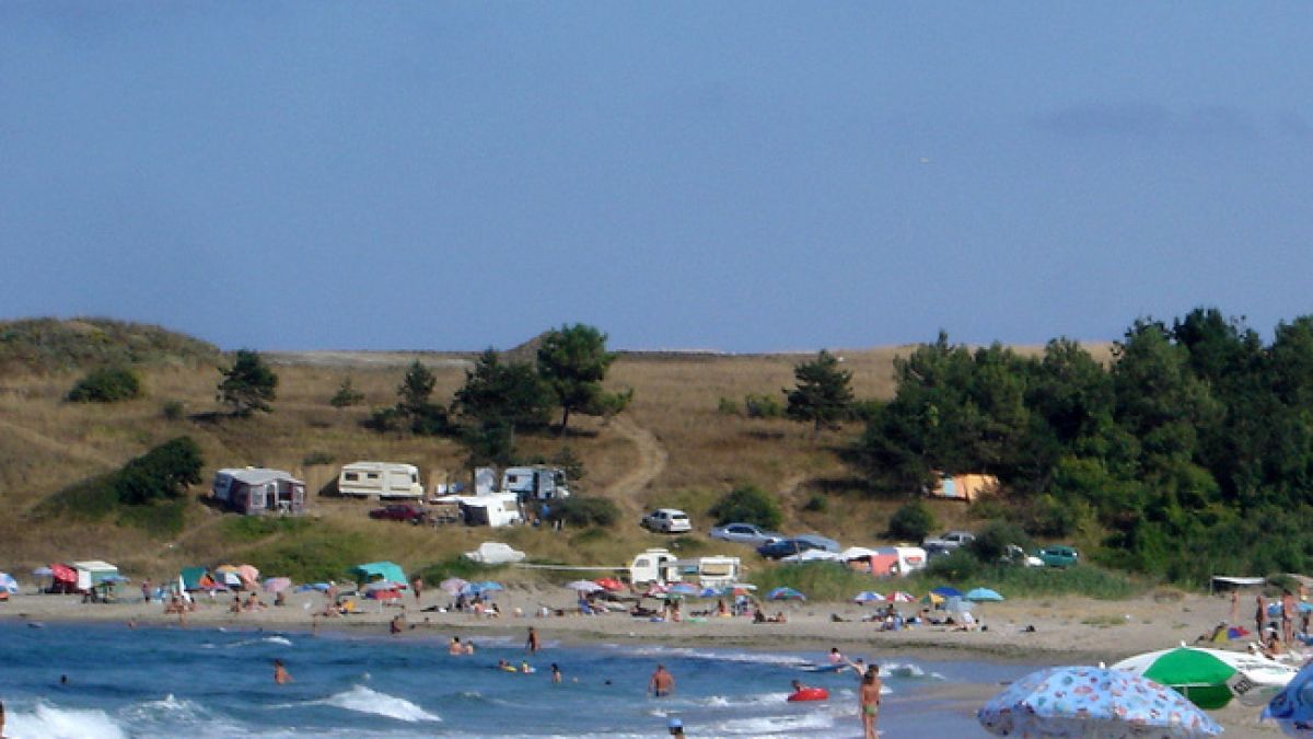 Частник загради плажа на къмпинг “Корал”