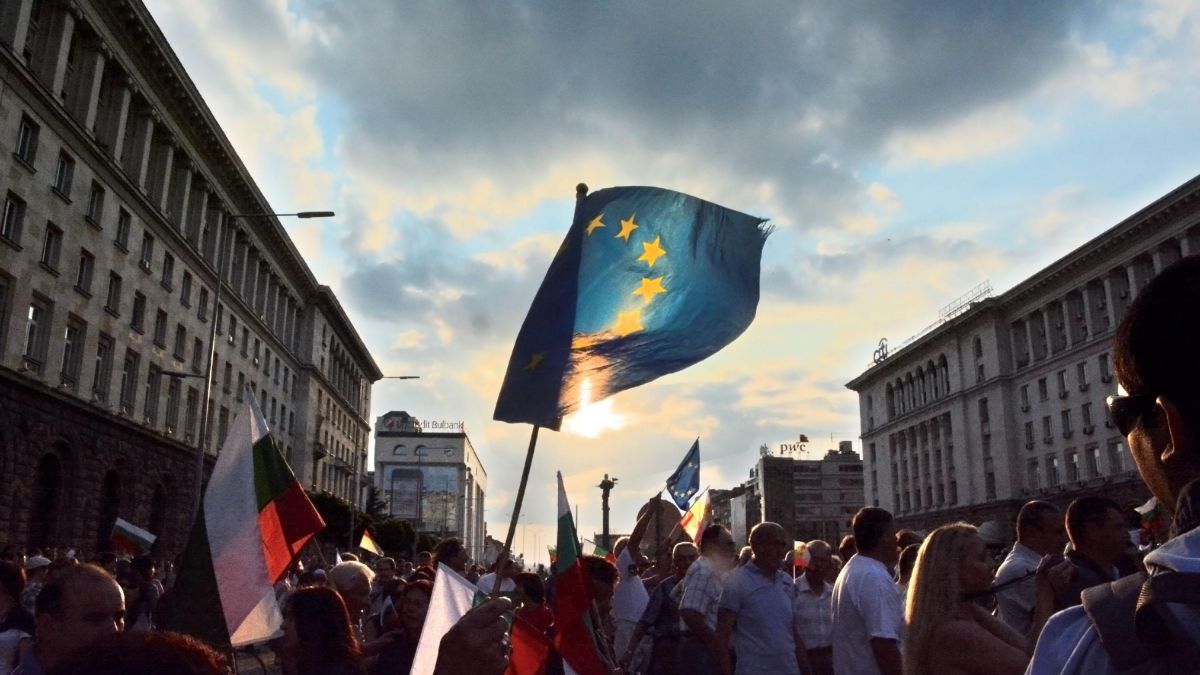 Кон от стиропор поведе протеста днес