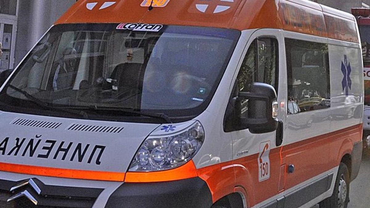 Изпреварващ автомобил помете пешеходка 