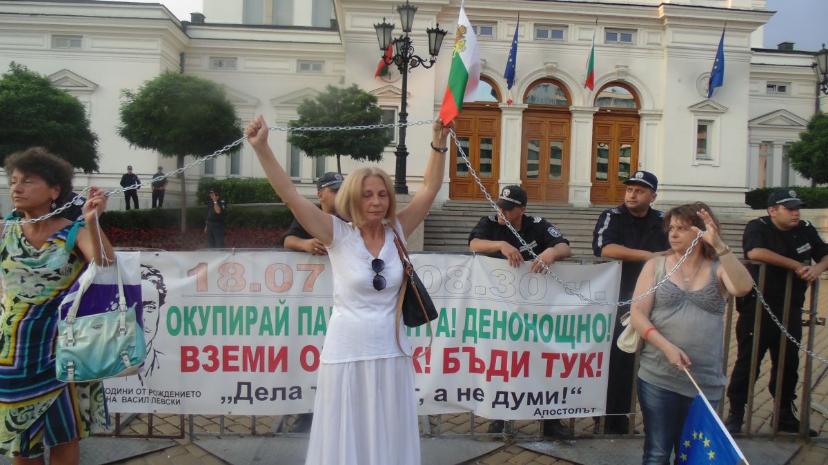 БЛИЦ TV: Протестът - от пъпа на София до Англия