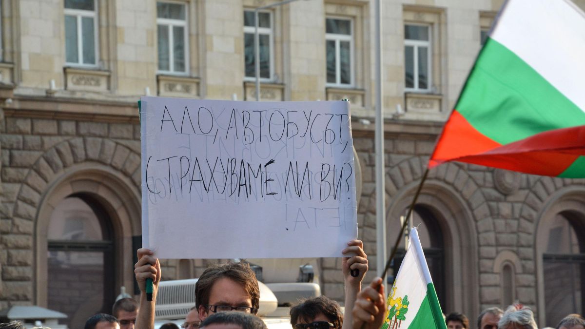 Протестът се топи шумно и мирно (СНИМКИ)