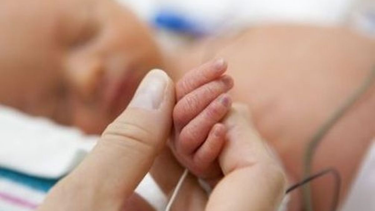 Бебе в кома след задавяне с мляко
