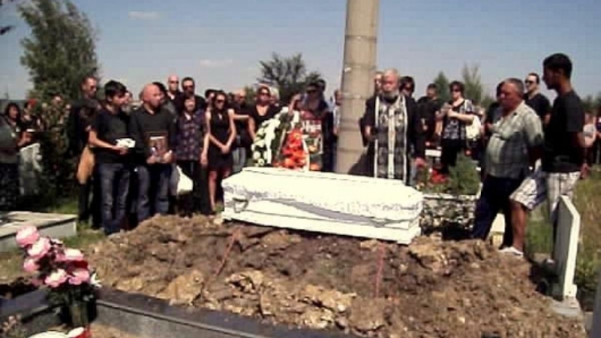 Попът се разплака над ковчега на малката Елена
