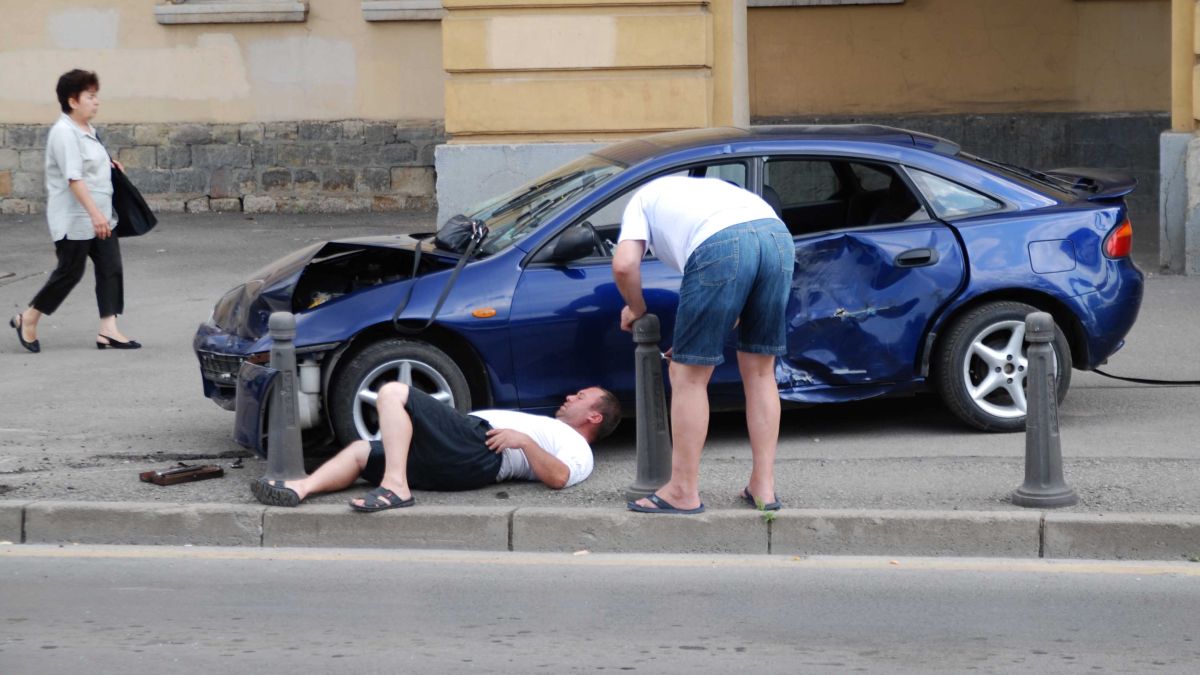 Кола се заби във входа на метрото (СНИМКИ)