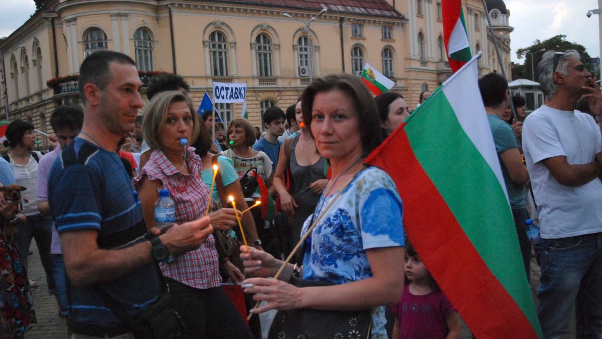 Протестиращи девойки ще целуват полицаи в знак на прошка