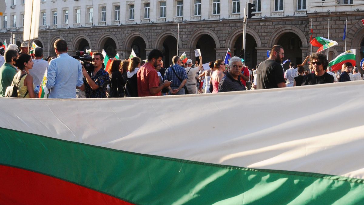 Макар и намален, протестът пред парламента продължава 