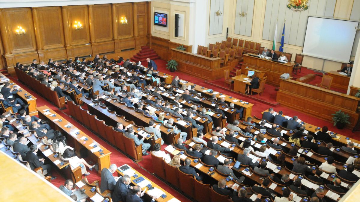 Депутатите на работа още седмица