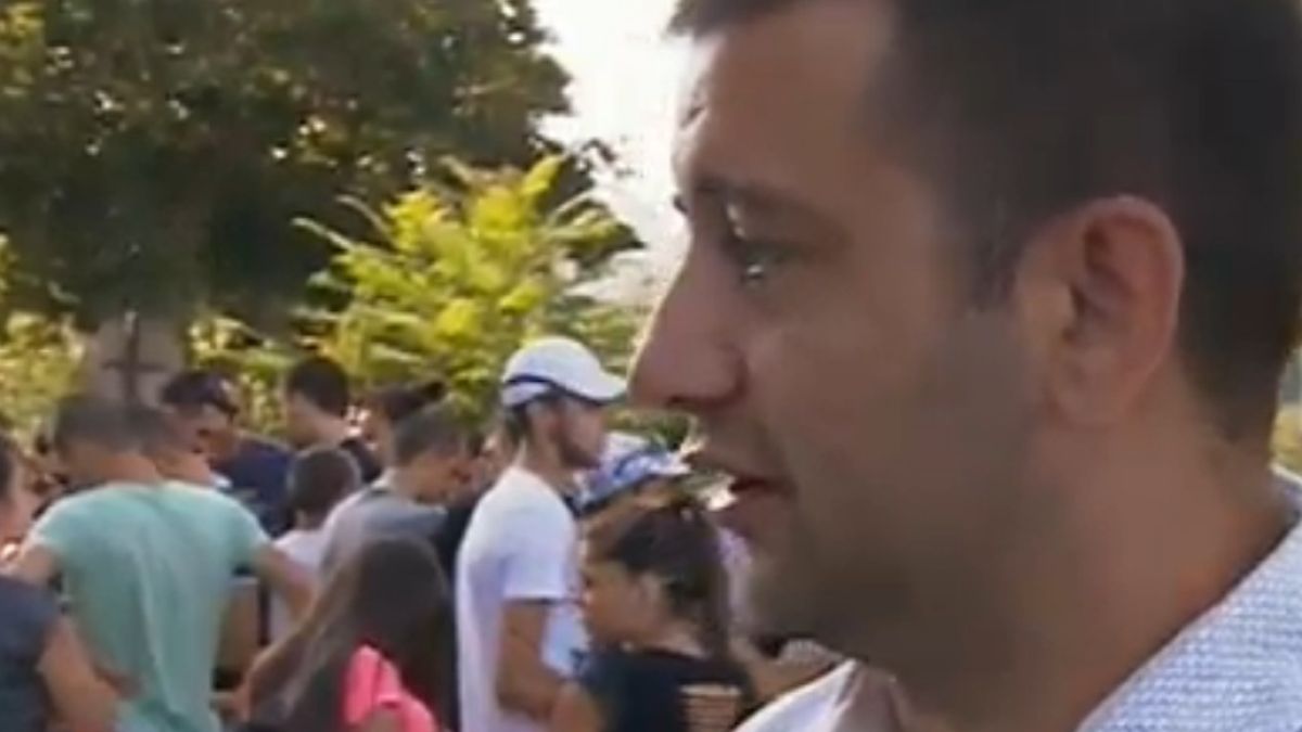 Пред централата на ГЕРБ: 30-ина души канят Бойко на работа