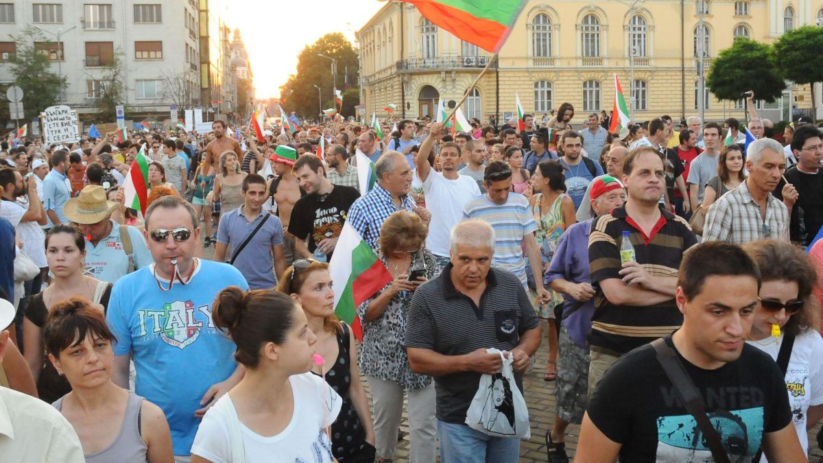 Протестът потегли към Народното събрание 