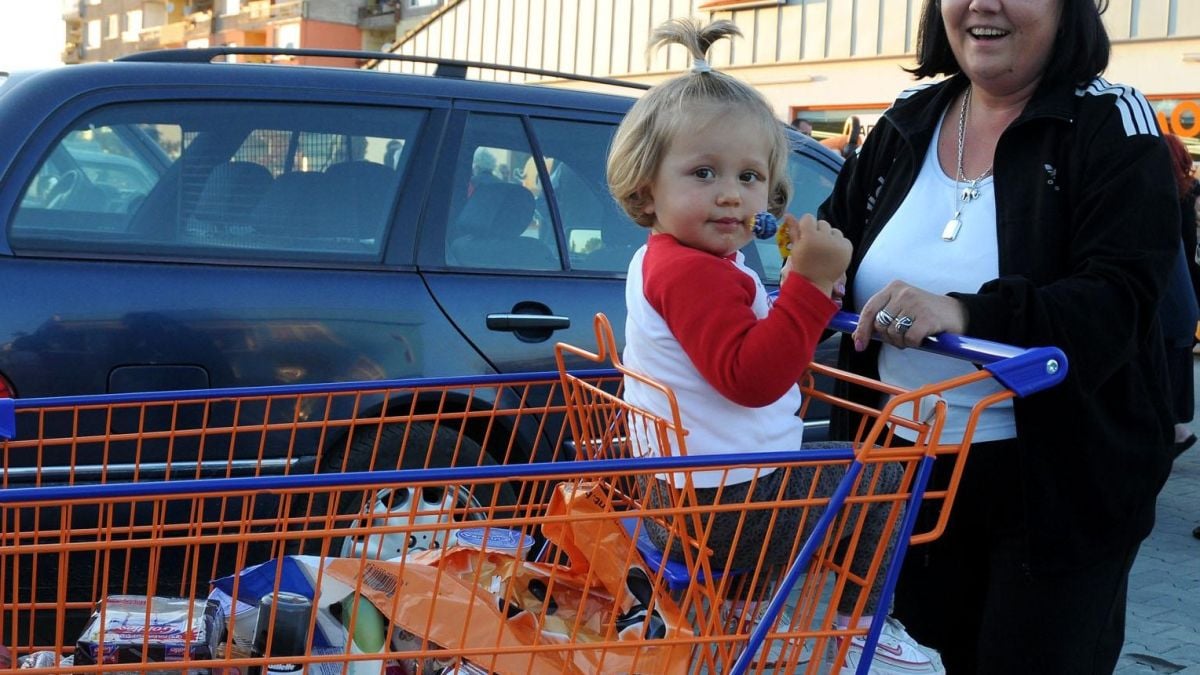 Българите продължават да свиват коланите