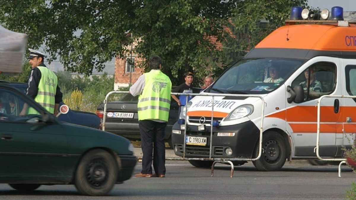 Бизнесмен с джип помете работник на пътя