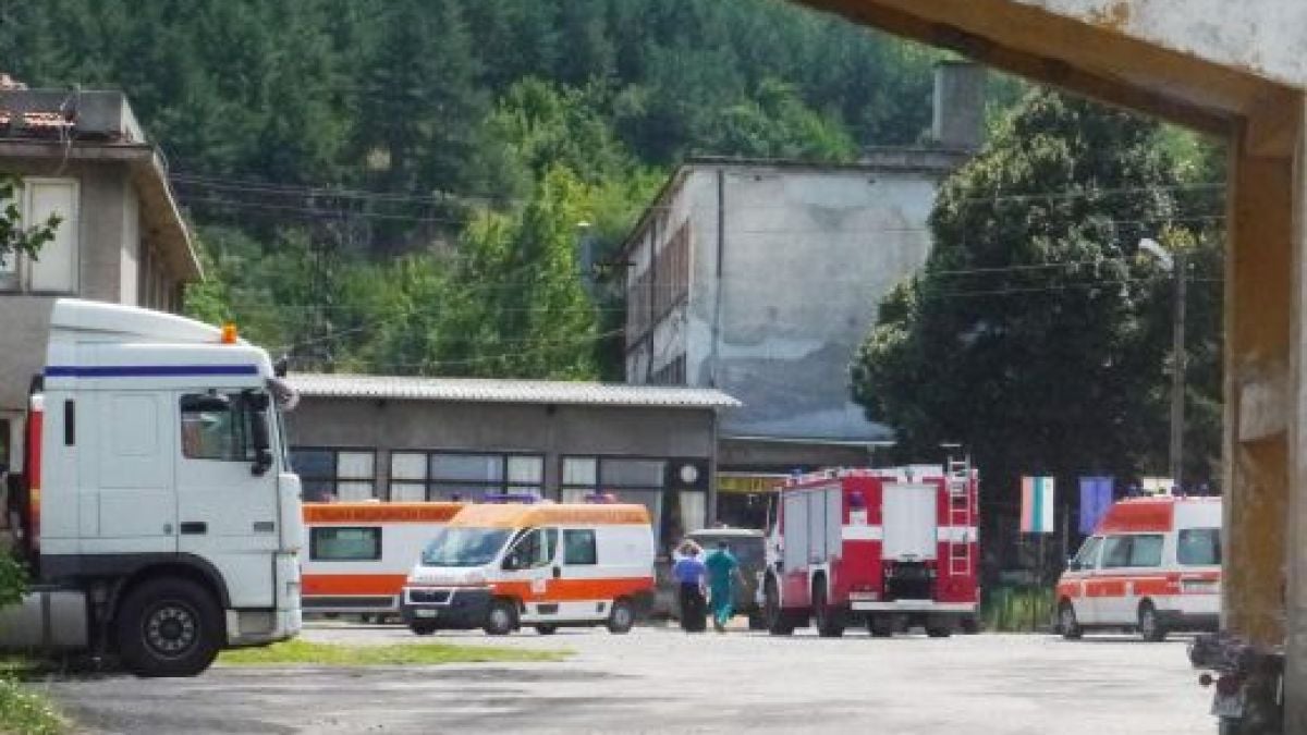 Откриха каската на единия затрупан миньор