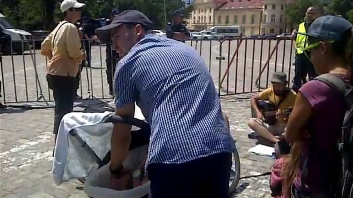 БЛИЦ TV: Ивайло Захариев протестира с бебе в ръце