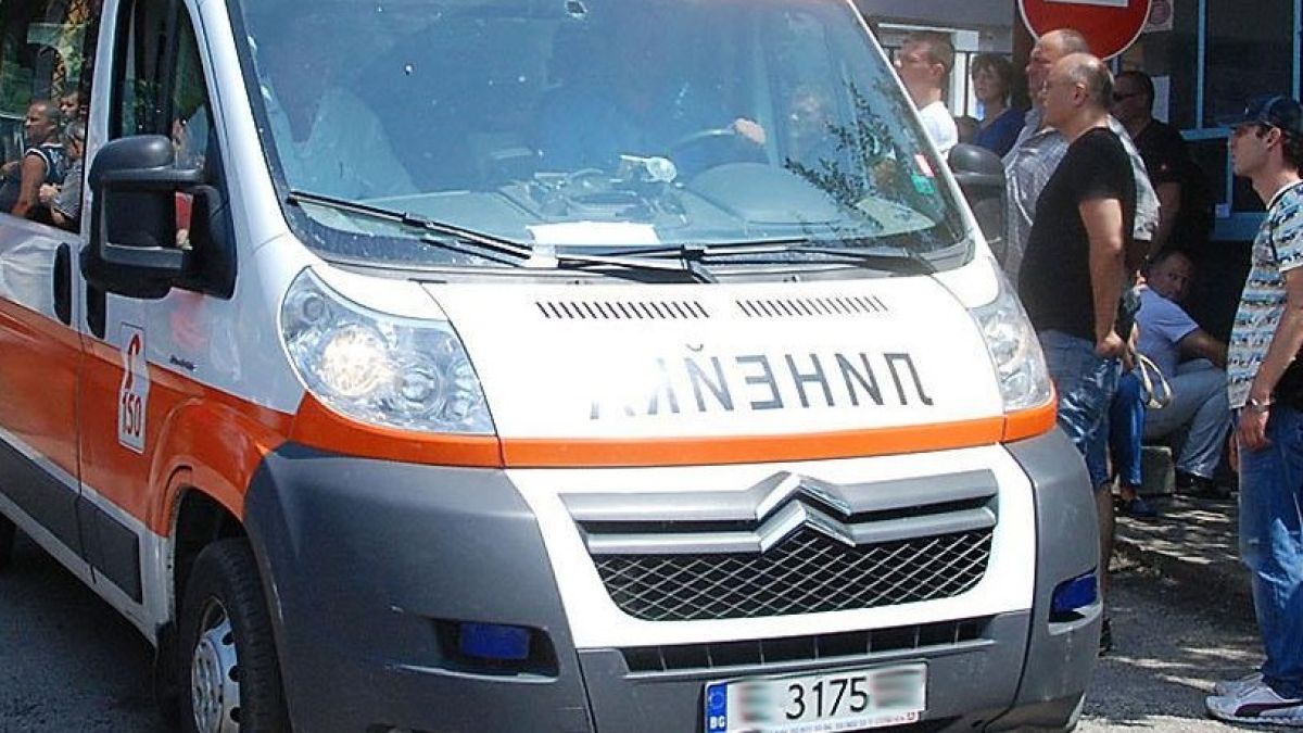 Проблемен мъж заби пирон в главата си пред очите на полицаи
