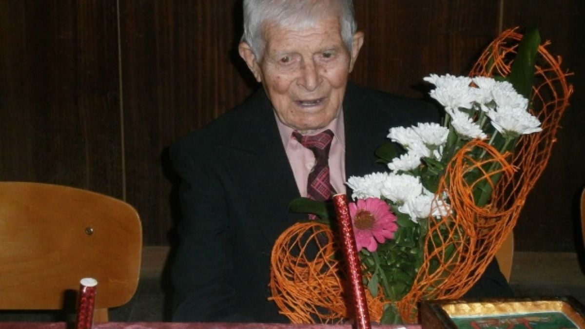 Дядо на 100 години се грижи сам за болната си баба 