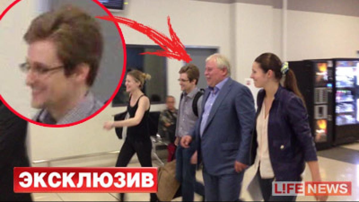 Уникална снимка: Сноудън напуска „Шереметиево“!