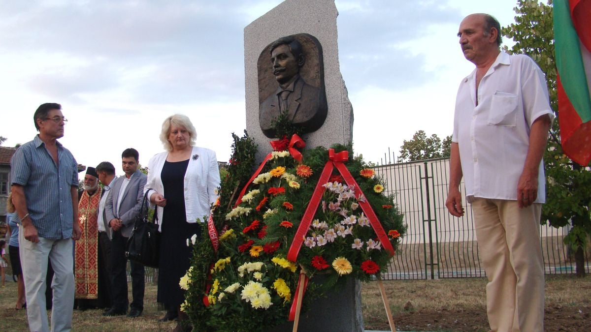 Паметник на Гоце Делчев откриха в Димитровград
