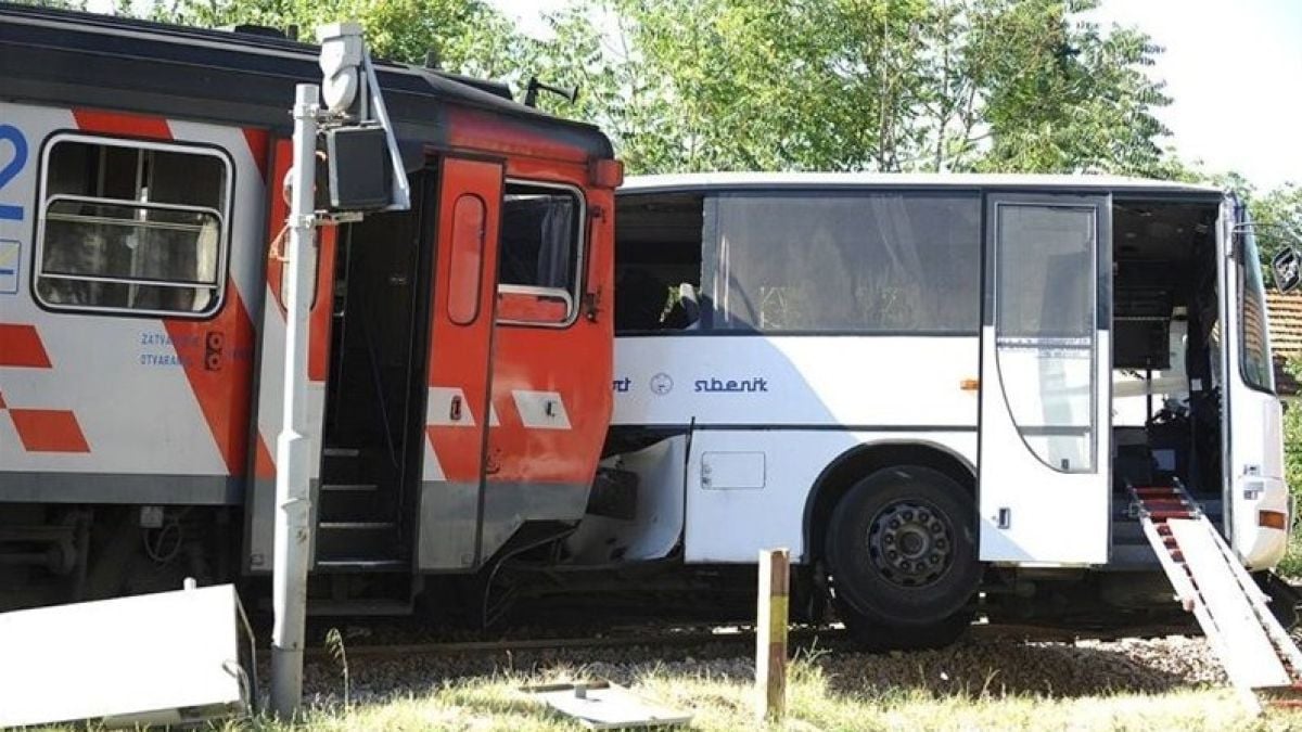 Жестока катастрофа между влак и автобус в Хърватия (СНИМКИ)