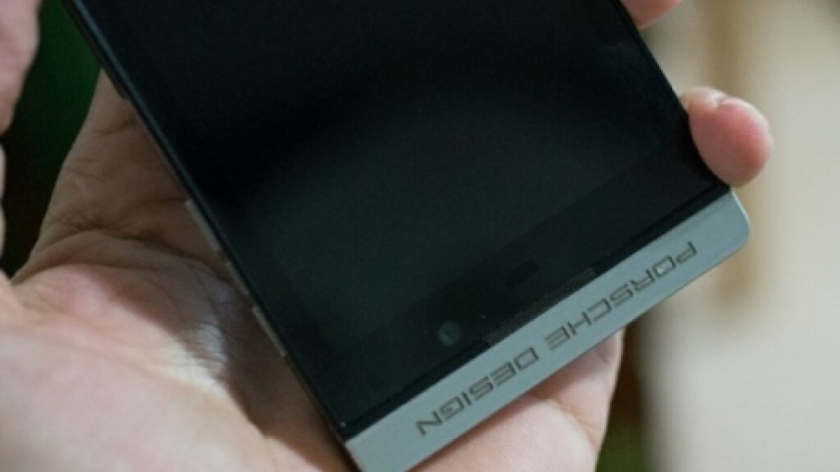 Показаха BlackBerry Porsche Design P9982 – премиум версия