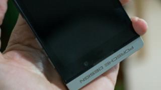 Показаха BlackBerry Porsche Design P9982 – премиум версия
