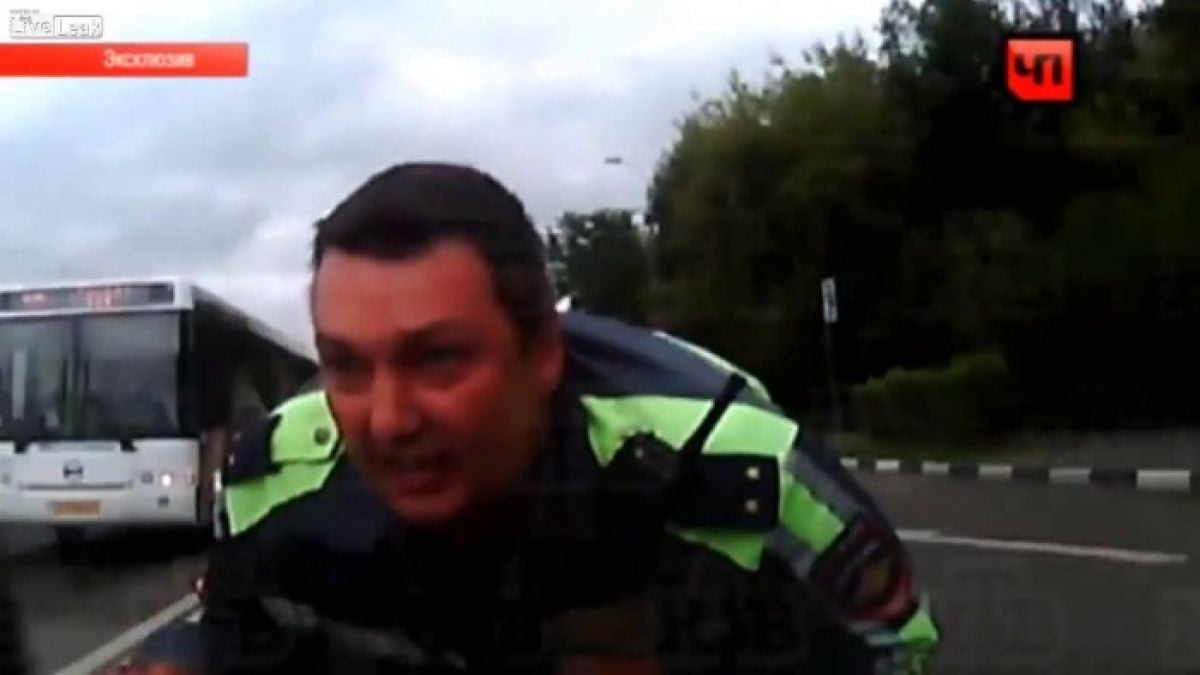 Хулиган качва на капака пътен полицай (ВИДЕО)