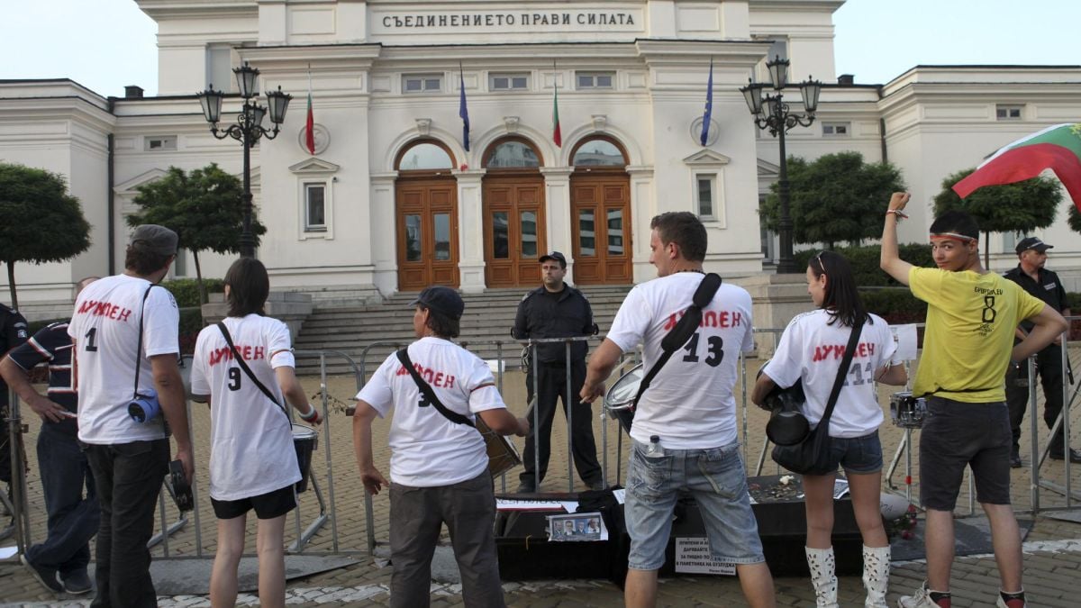 Протестиращите щурмуват депутатите и по въздух