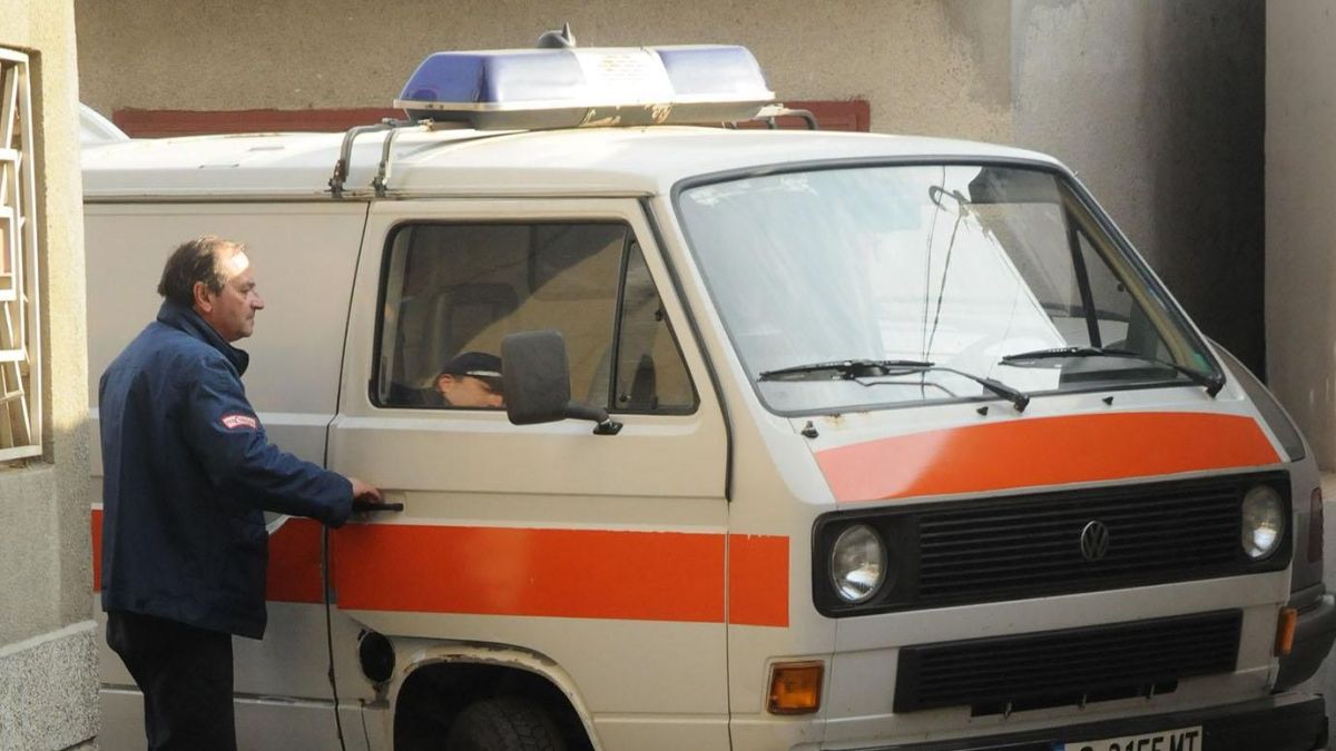 В семейна свада мъж се поряза на счупен компютър и колабира