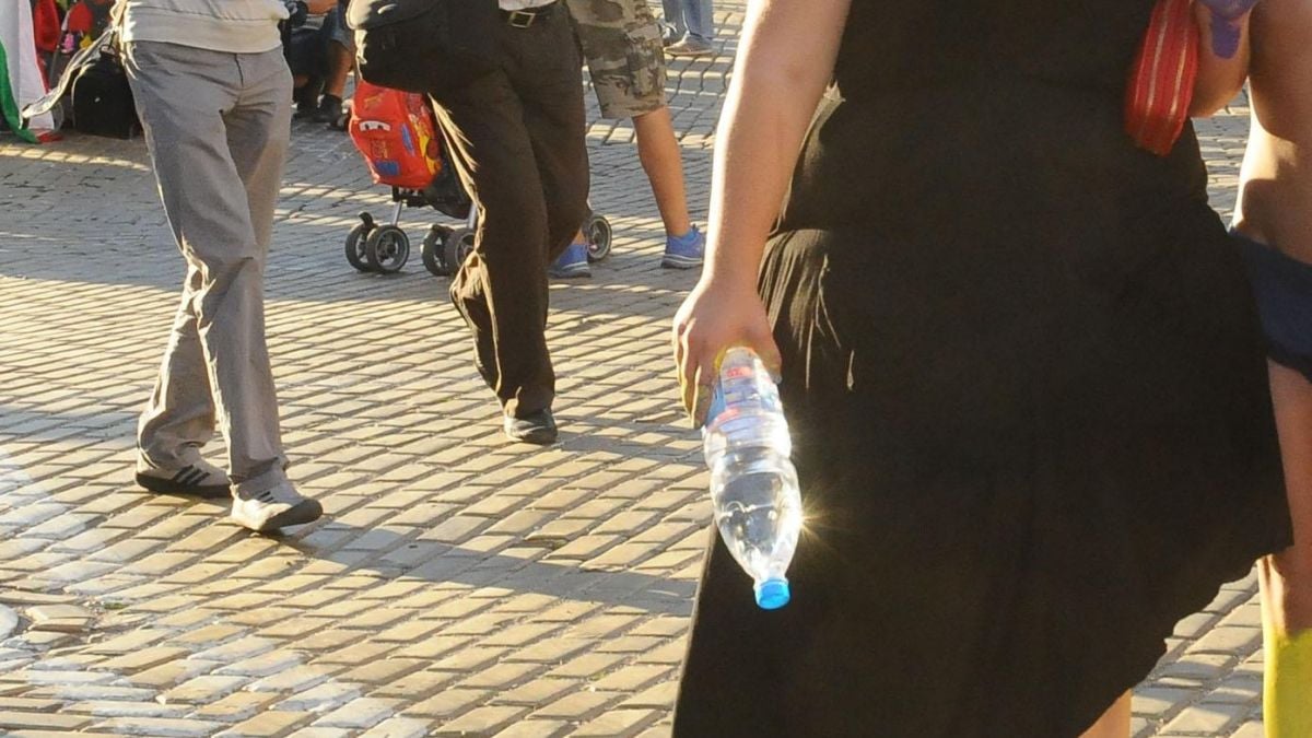 Стотина протестиращи лежерно блокираха площад “Независимост”