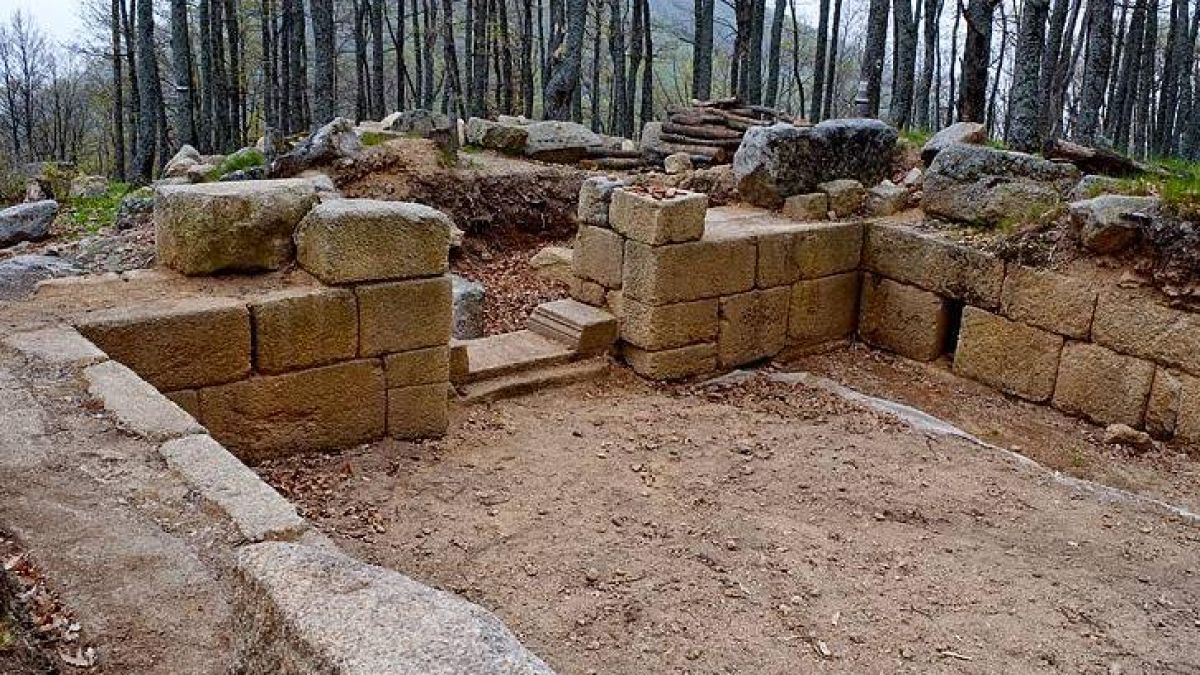 Скален орел кръжи над археолози, открили релеф на Зевс