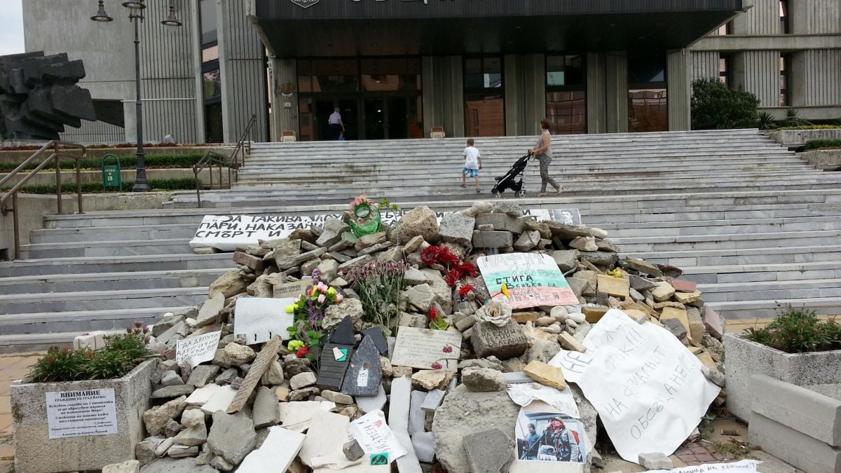 Бащата на Пламен Горанов иска махане на грамадата от камъни 