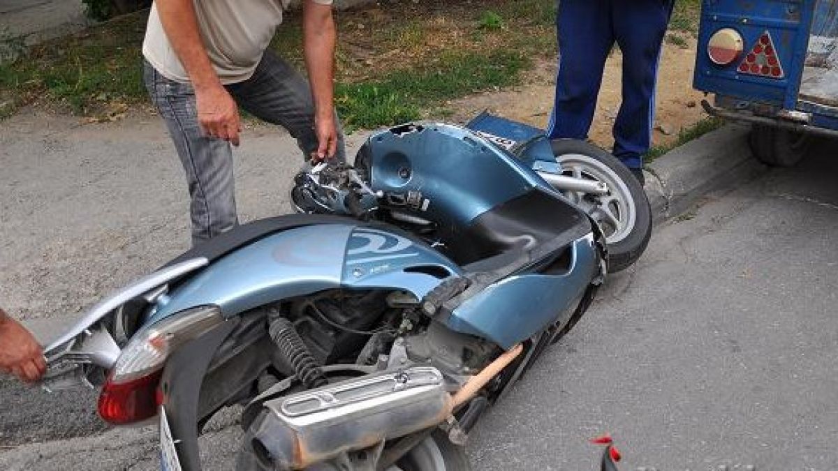 Моторист се натресе в автомобил, потроши глава и гръден кош