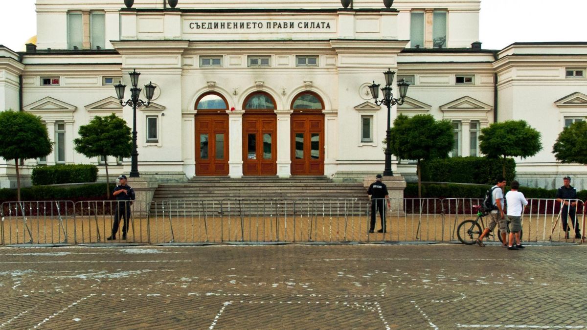 Протестиращите мощно освиркаха празния парламент 