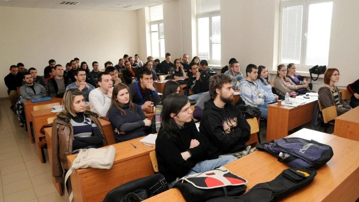 Младите висшисти с по-ниски заплати