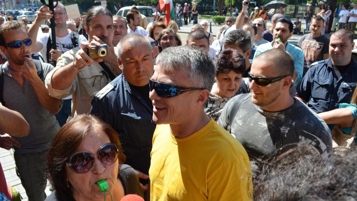 Изхвърлиха с полиция Бисер Петното от пресконференцията на "Протестна мрежа" 