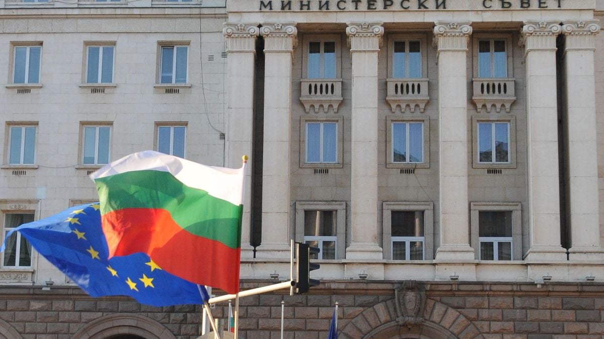 70 протестиращи кръстосват между Министерски съвет и президентството 