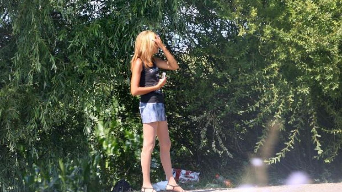 Сгащиха проститутка, докато прави свирка на Побити камъни 