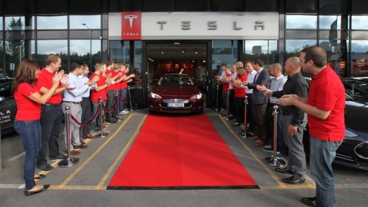 Първите електрически седани на Tesla вече са в Европа