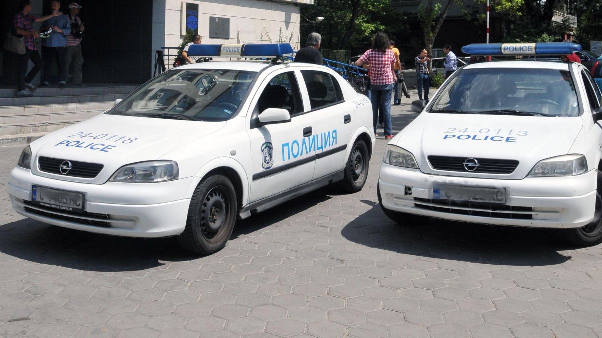 Пиян троши закусвалня и бие персонала й 